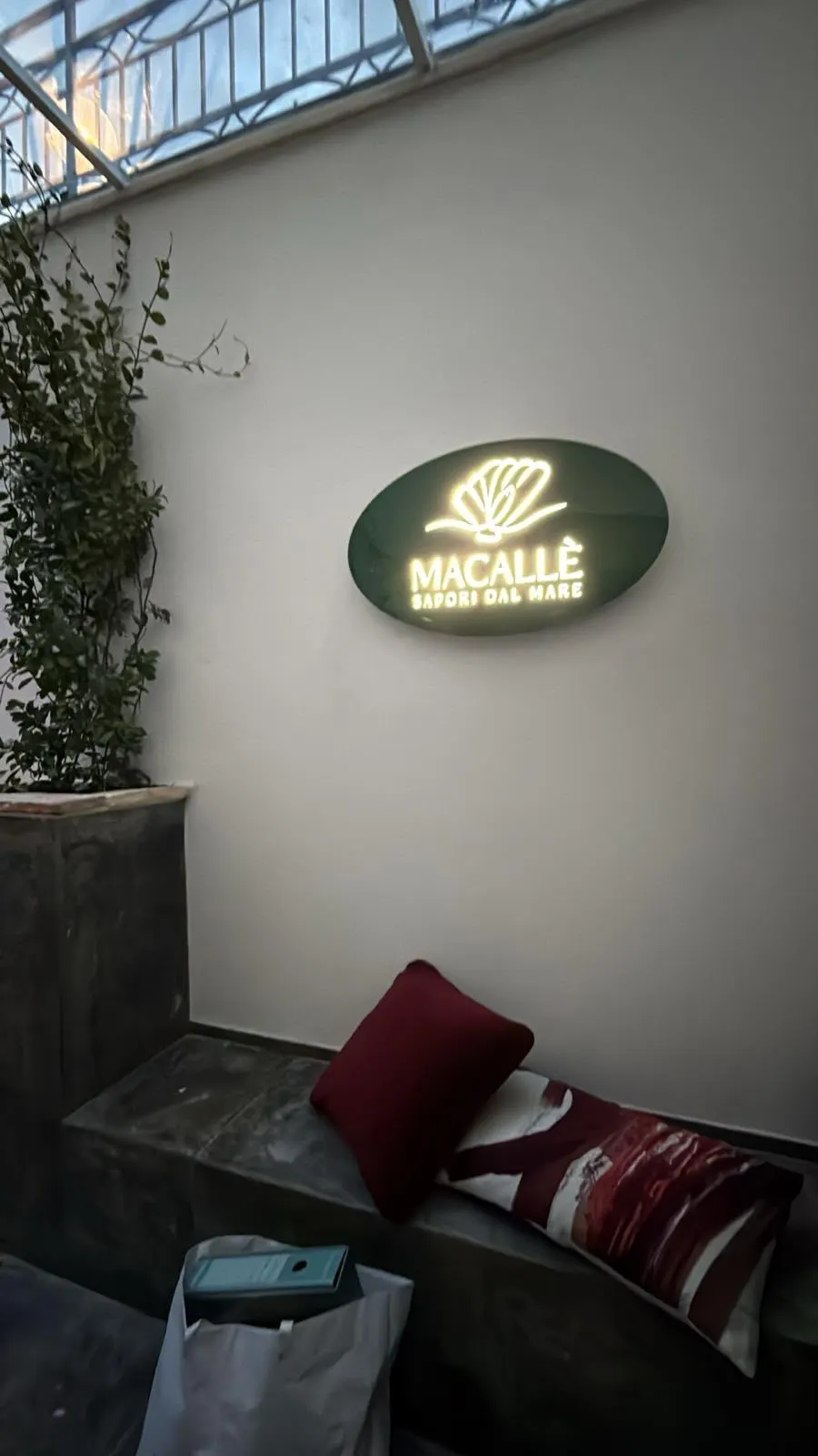 L’insegna luminosa di Macallè — Sapori dal Mare all’ingresso