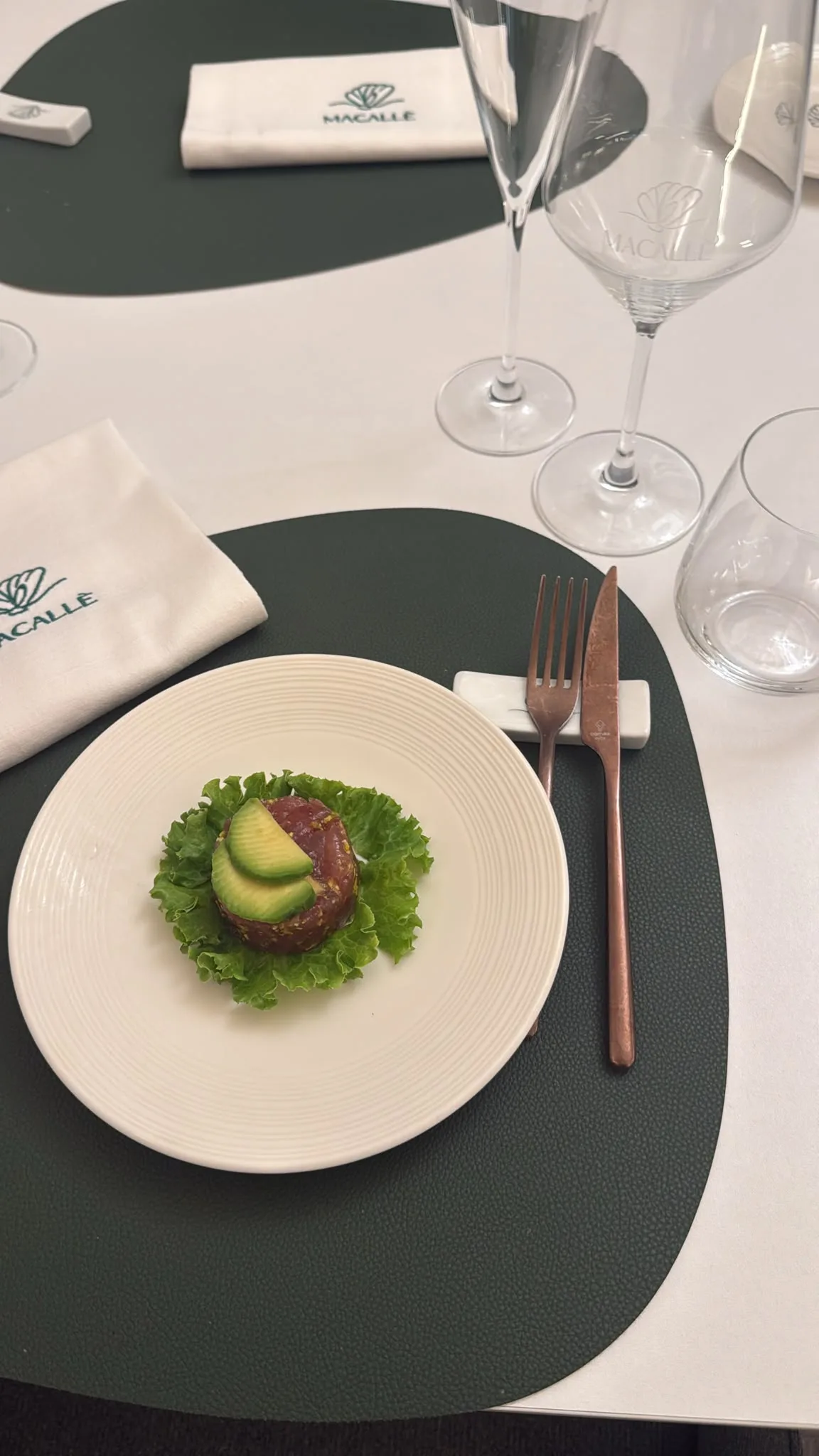 Tartare di tonno con avocado su letto di insalata, piatto di Macallè